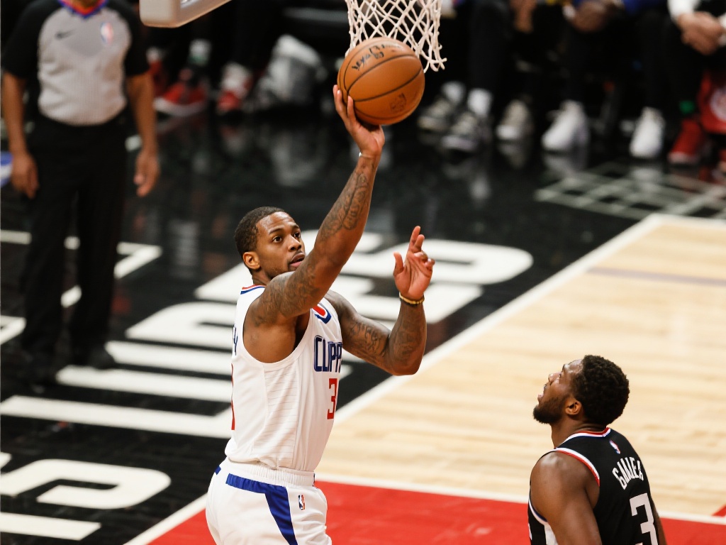 快船的防线问题在波普投中的三分时彻底暴露