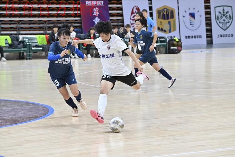 首度登顶 杭州临平乐茵斩获2025女五联赛冠军奖杯